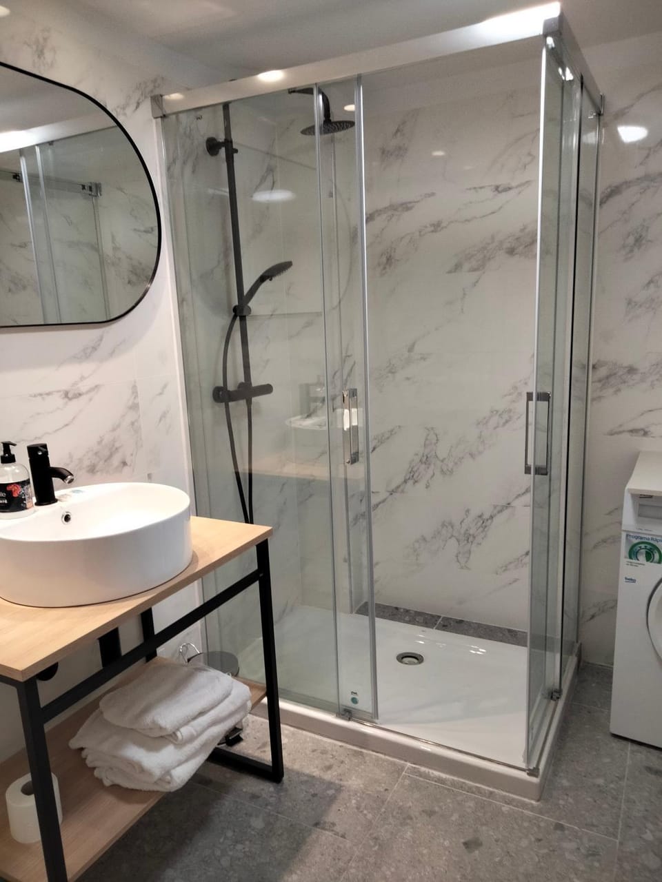 Shower, Toilet, Bathroom, heating, towels