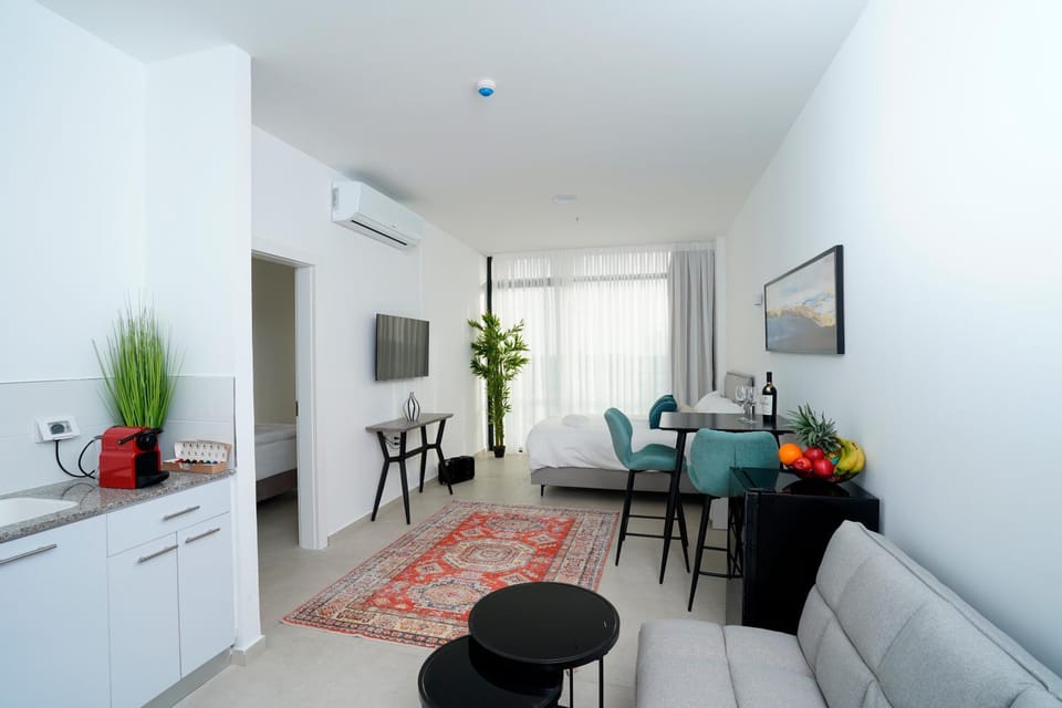TV and multimedia, Kitchen or kitchenette, Living room, Seating area, Dining area