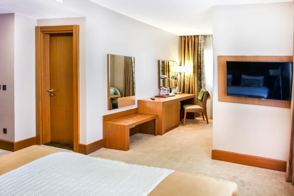 Communal lounge/ TV room, TV and multimedia, Photo of the whole room, Seating area, Bedroom, hair dresser