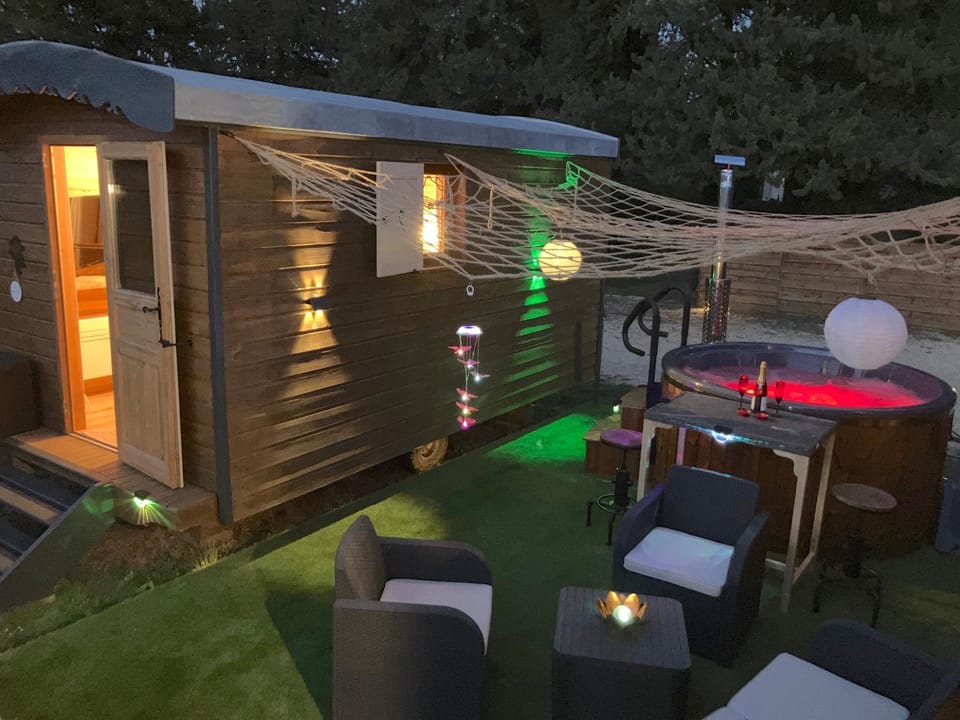 Roulotes de charme avec piscine chauffée et bain nordique à Uzès Chalet in Uzes