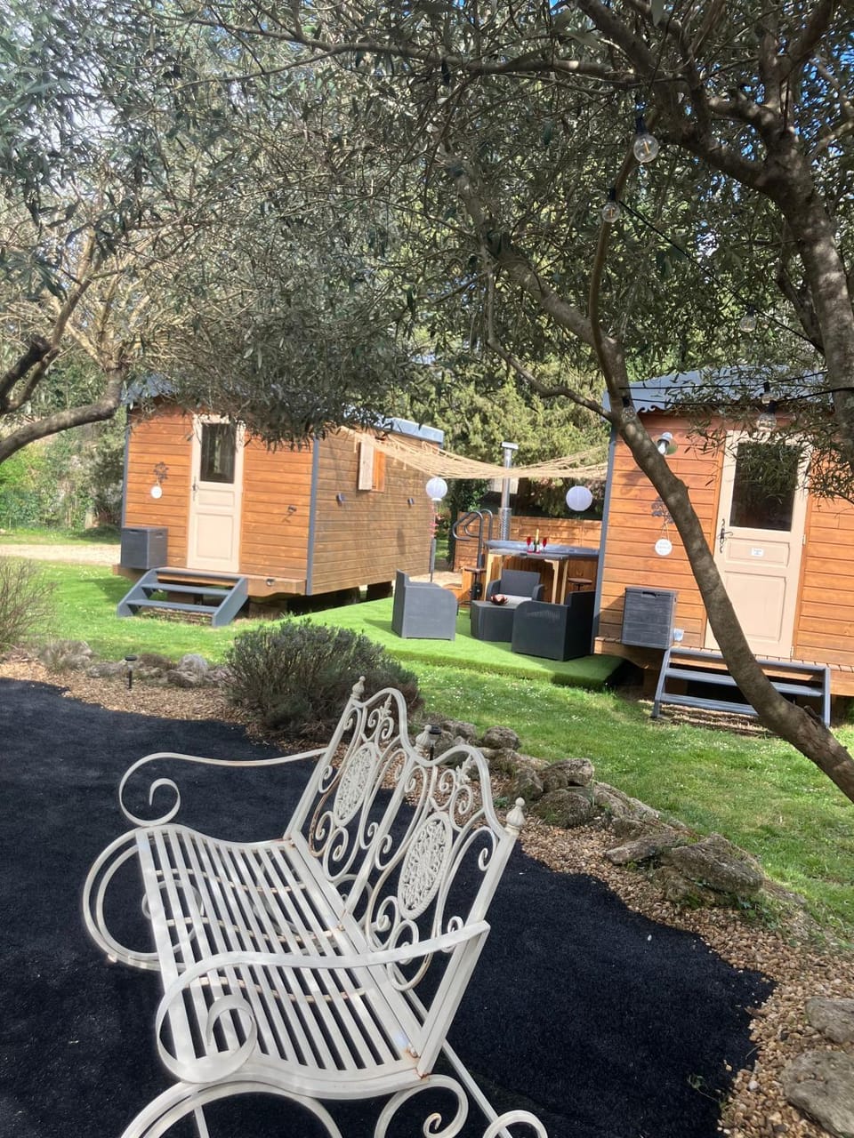 Roulotes de charme avec piscine chauffée et bain nordique à Uzès Chalet in Uzes