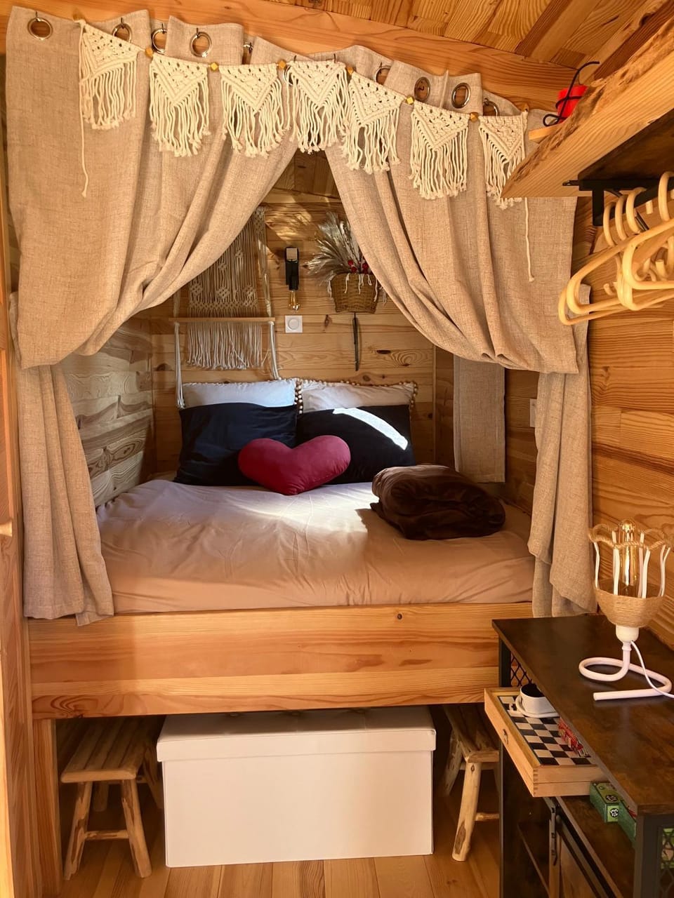 Roulotes de charme avec piscine chauffée et bain nordique à Uzès Chalet in Uzes