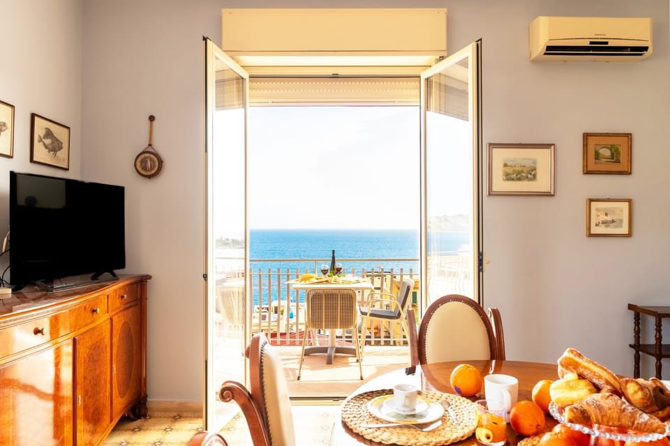 Natural landscape, TV and multimedia, Living room, Dining area, Sea view