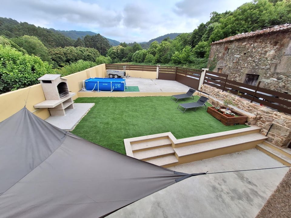 Off site, BBQ facilities, Garden, Swimming pool, Parking, sunbed