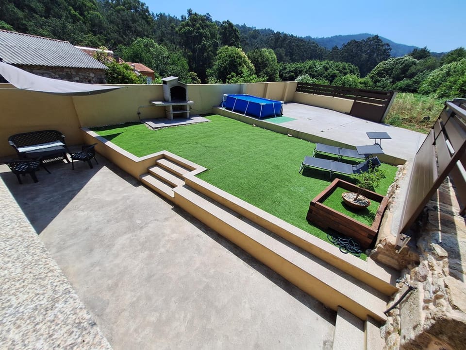 Off site, BBQ facilities, Garden, Swimming pool, Parking, sunbed