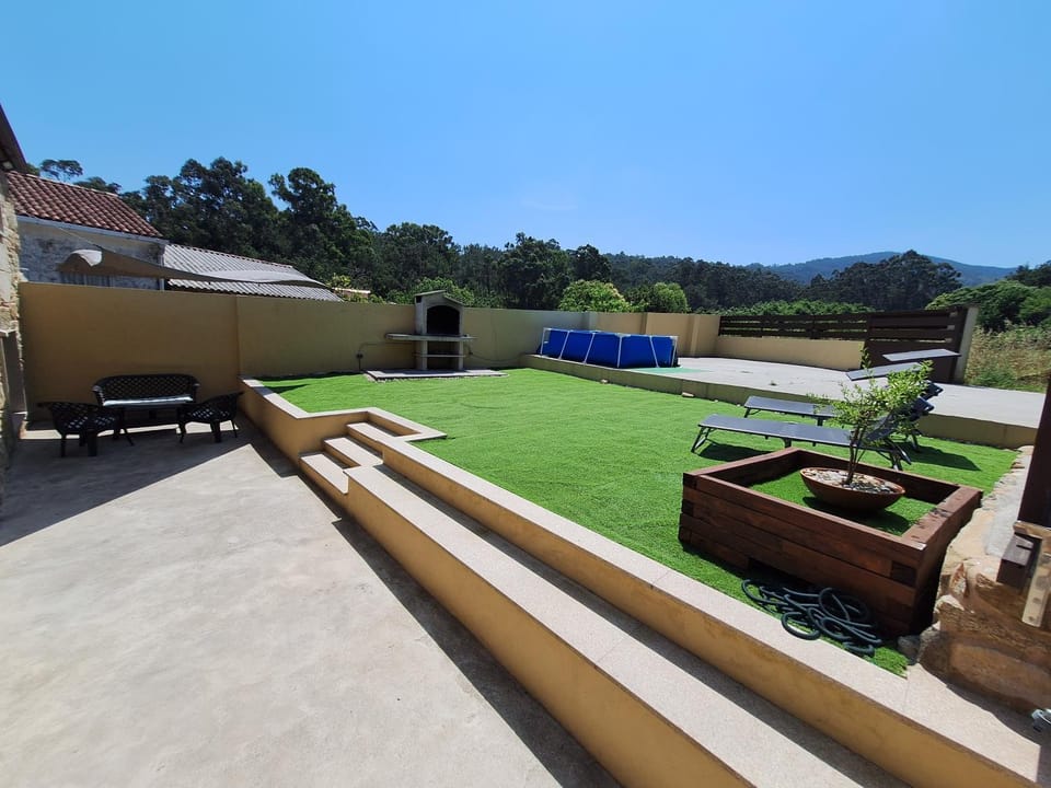 Off site, BBQ facilities, Garden, Swimming pool, Parking, sunbed