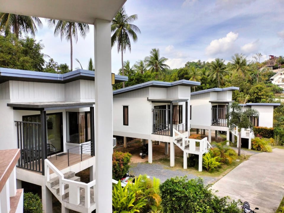 Property building, Patio, Day, Garden, Balcony/Terrace