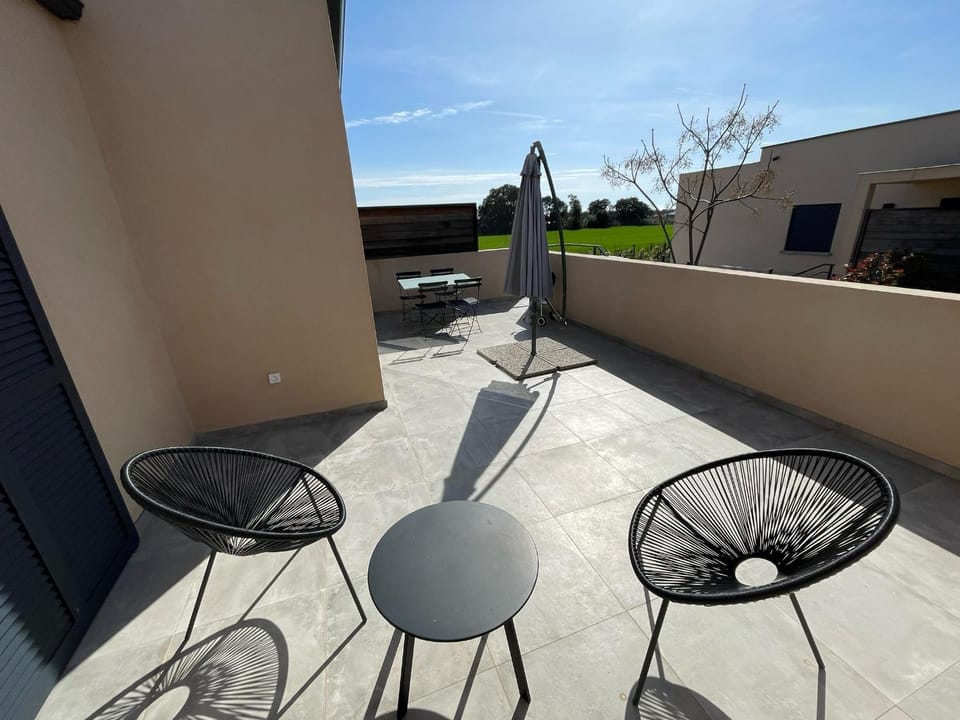 Day, BBQ facilities, View (from property/room), Balcony/Terrace, Living room, Seating area, Dining area, Garden view, Mountain view, Family