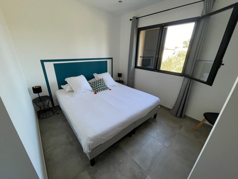 Bed, Balcony/Terrace, Photo of the whole room, Bedroom, cot, storage, wardrobe, air conditioner