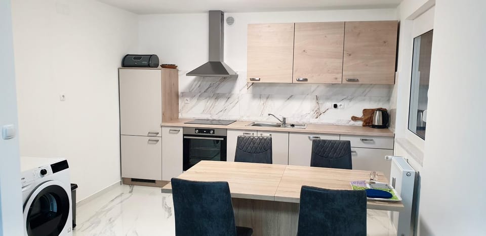 Dining area, kitchen