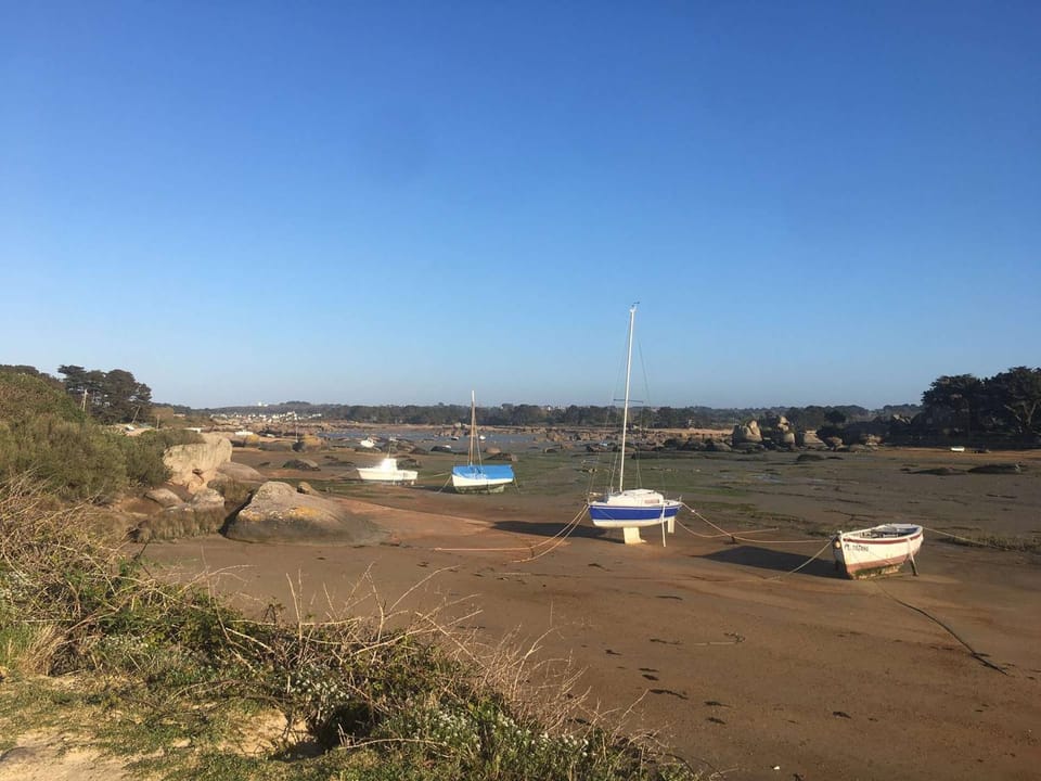 Maison de pêcheur calme à Trégastel avec jardin clos, proches commerces et plage, 3 pers, 3 étoiles - FR-1-542-51 House in Trégastel