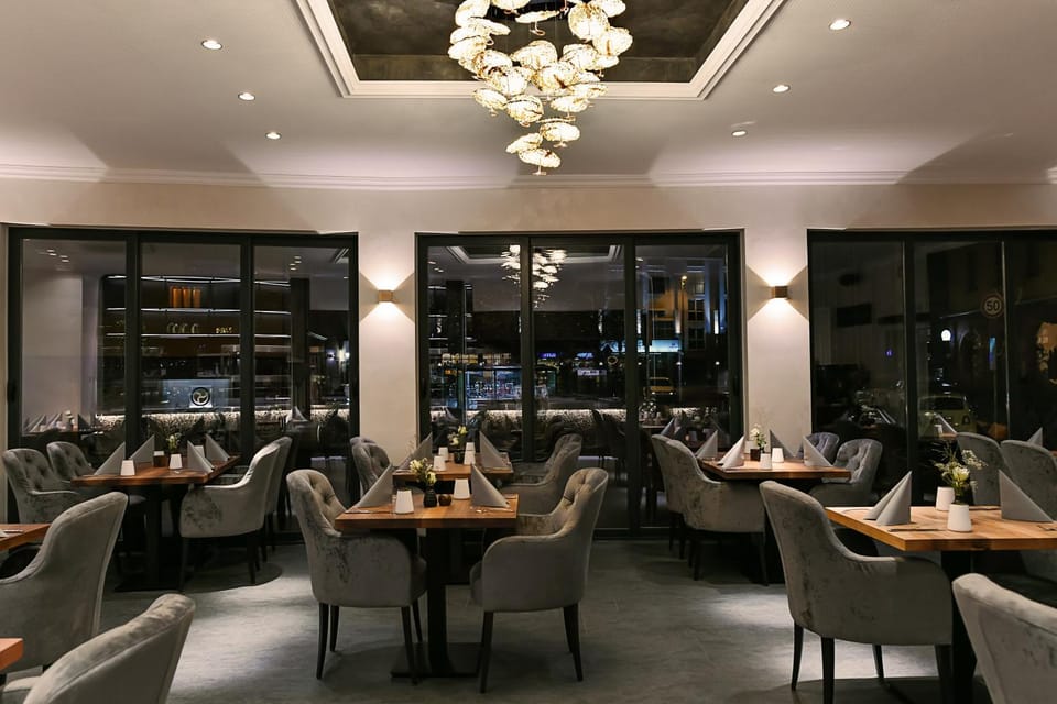Restaurant/places to eat, Lounge or bar