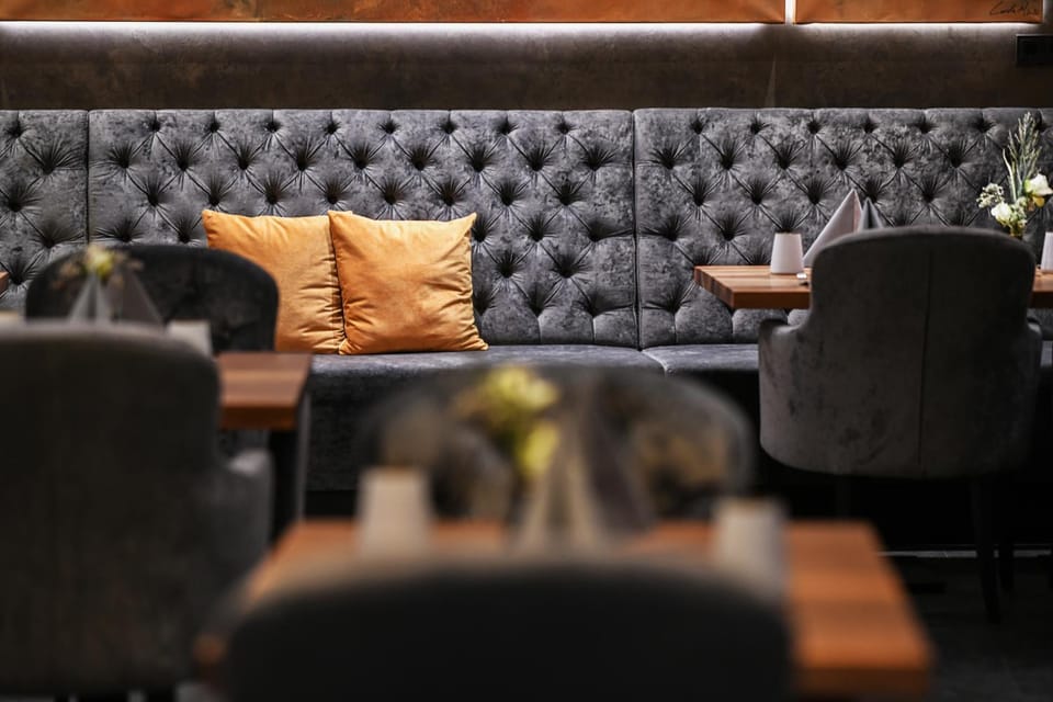 Restaurant/places to eat, Lounge or bar