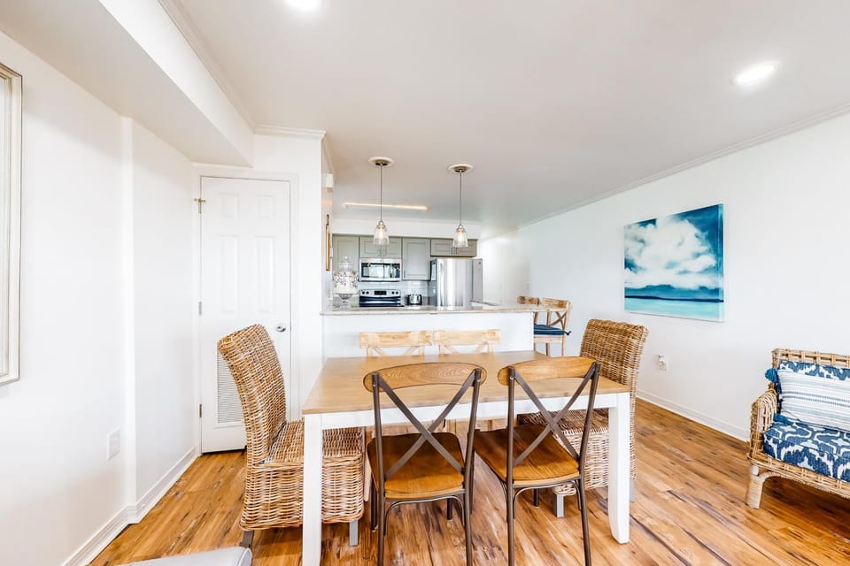 A Wave From It All - Unit B House in West Beach