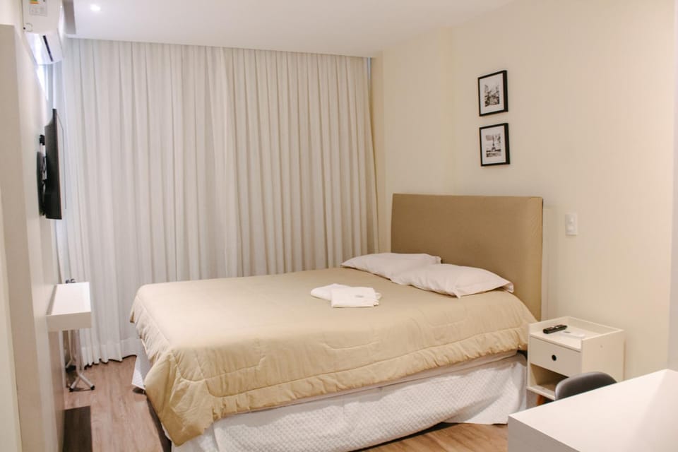 Bed, TV and multimedia, Photo of the whole room, Bedroom, towels