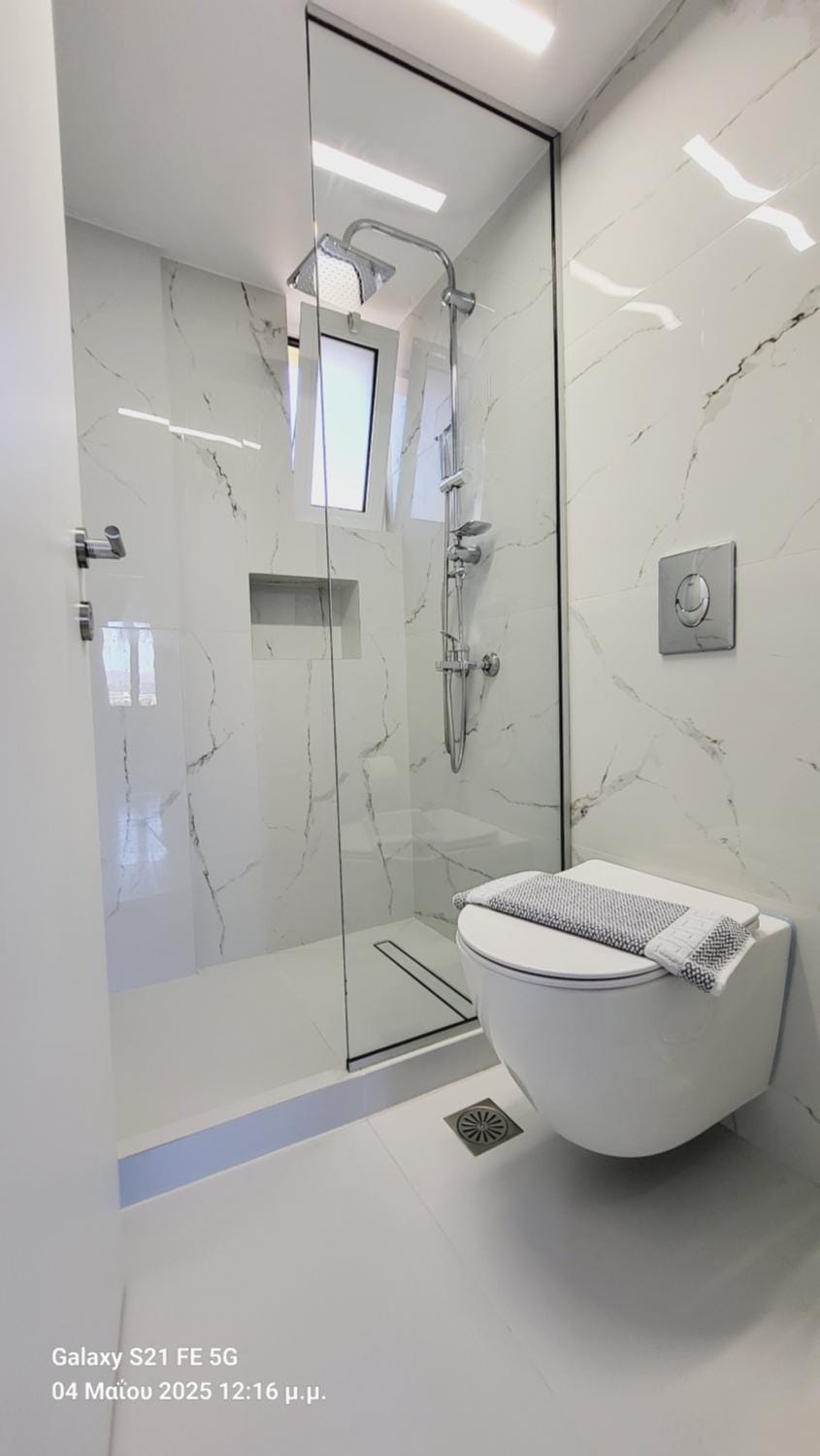 Shower, Toilet, Bathroom, towels
