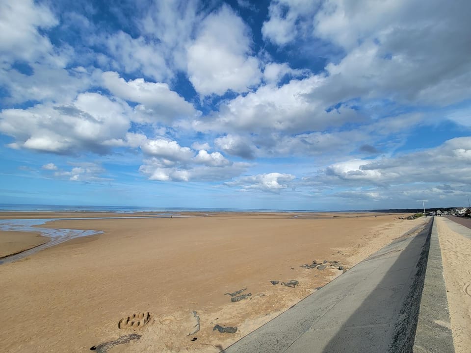 La Colline - Pont-Hébert - com - Grand Parking gratuit, De 1 à 4 personnes, Tout équipé, Netflix, Amazon Prime Gratuits et Illimités, Matelas Emma, Lave Linge, Vue sur la Vallée, RDC Apartment in Normandy