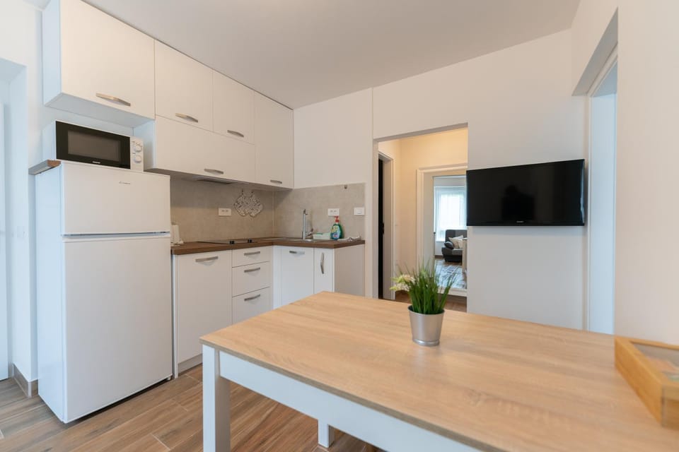 Kitchen or kitchenette, kitchen