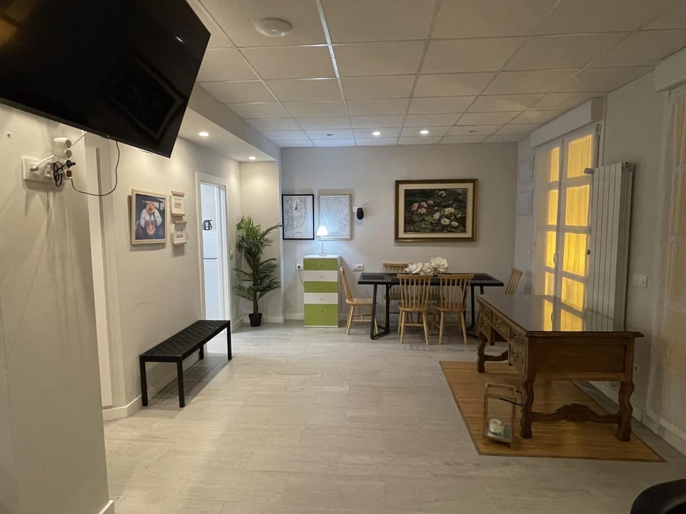 Communal lounge/ TV room, TV and multimedia, Living room, Lounge or bar, Seating area, Dining area
