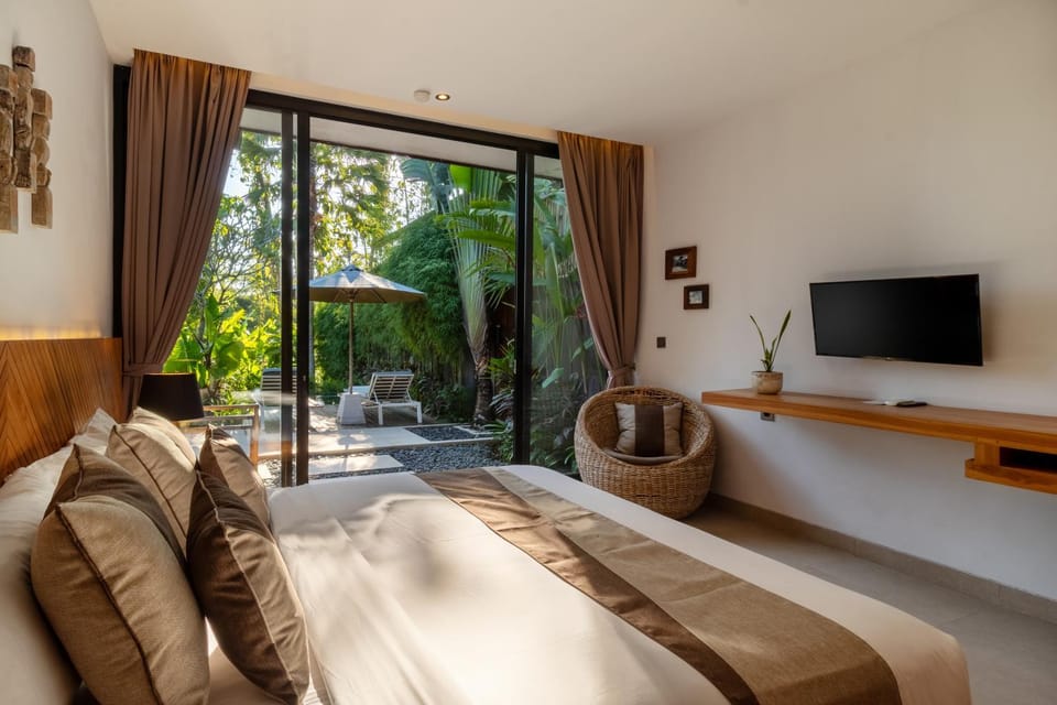 Bed, TV and multimedia, Photo of the whole room, Seating area, Bedroom