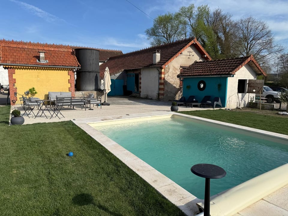 Patio, Swimming pool, Swimming pool