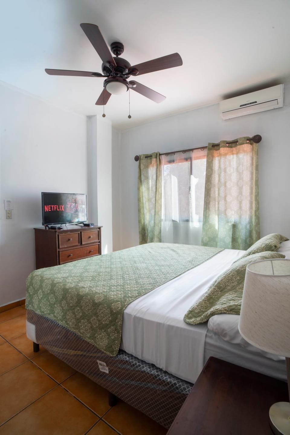 Bed, TV and multimedia, Photo of the whole room, Bedroom, fireplace, air conditioner