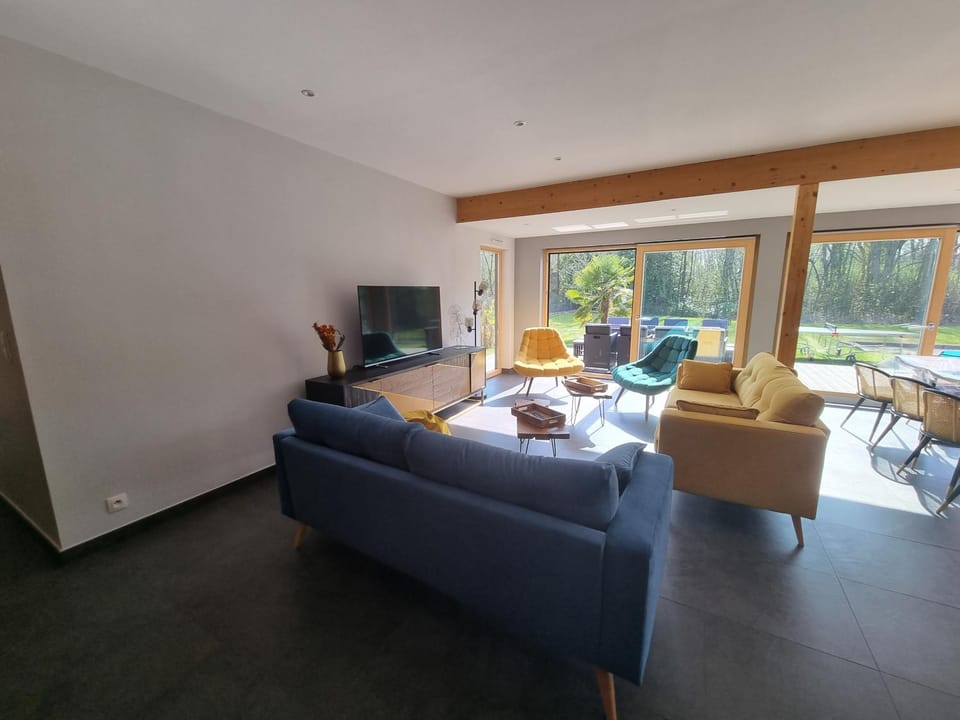 Communal lounge/ TV room, TV and multimedia, Living room, Seating area