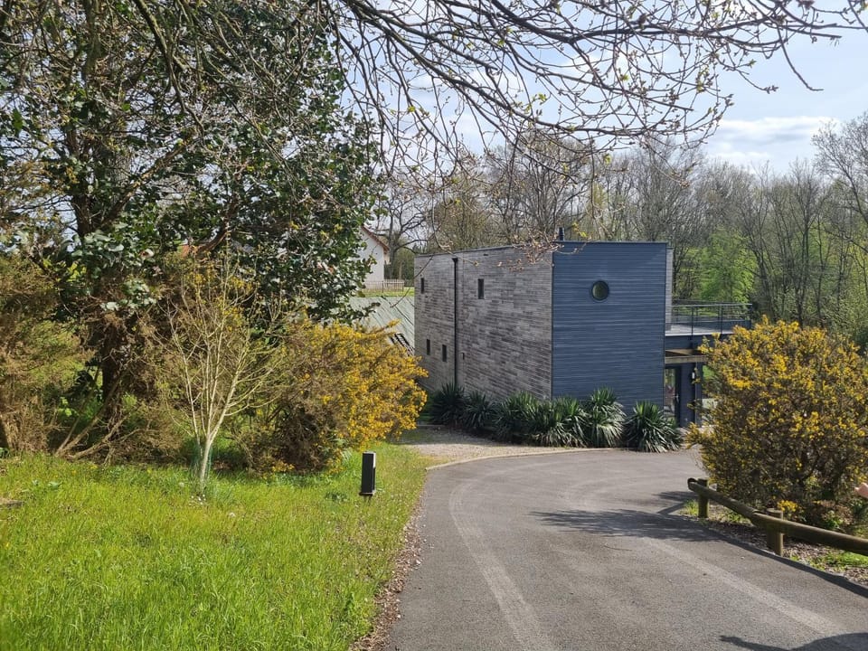 Property building, Facade/entrance, Garden, Garden view