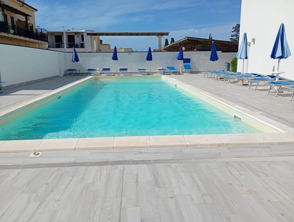 Swimming pool, sunbed
