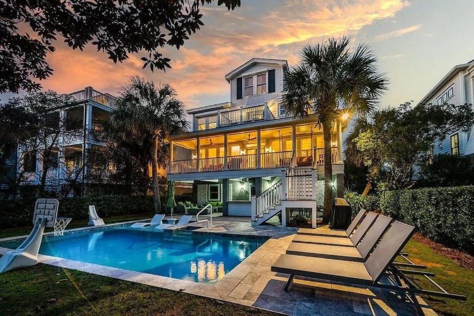 Property building, Patio, Pool view, Swimming pool, sunbed