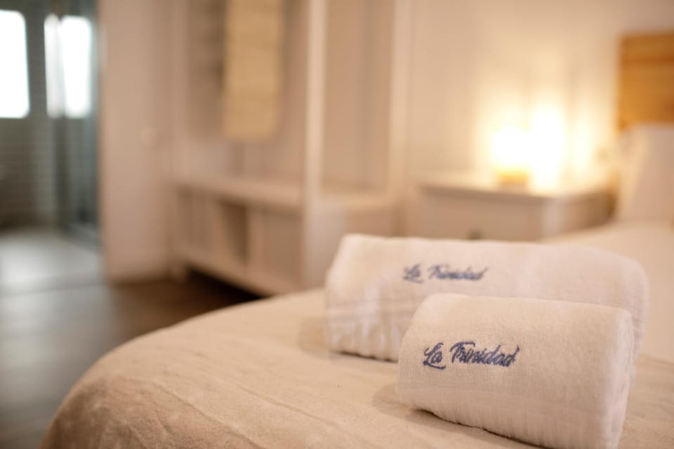 Bed, Photo of the whole room, Decorative detail, Decorative detail, Bedroom, towels, towels