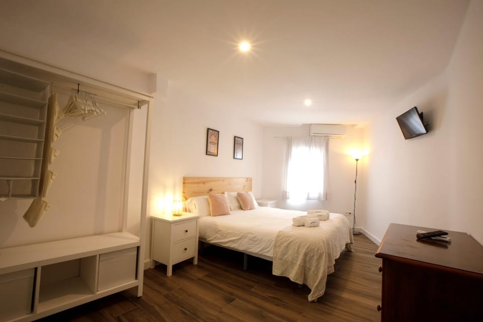 Bed, TV and multimedia, Photo of the whole room, Bedroom, hair dresser, towels