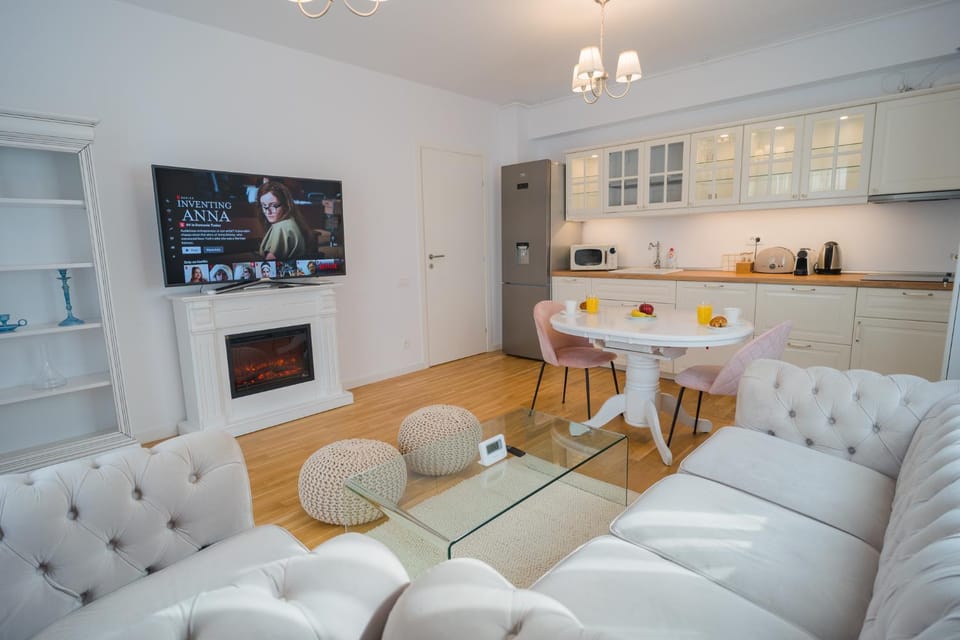 TV and multimedia, Kitchen or kitchenette, Living room, Seating area, Dining area