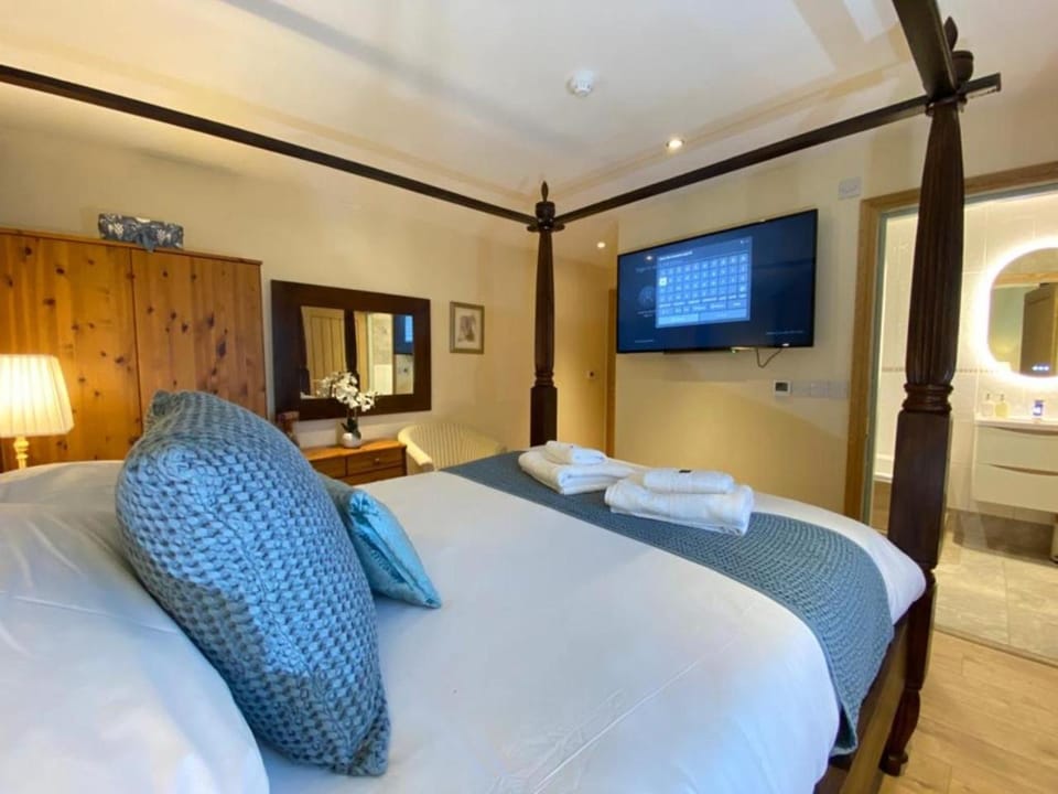 Bed, TV and multimedia, Bedroom, wardrobe