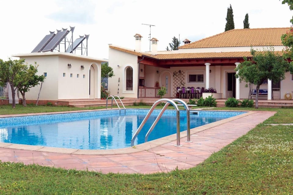 Shower, Property building, BBQ facilities, Swimming pool