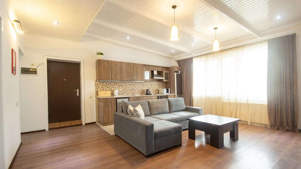 Kitchen or kitchenette, Living room, Seating area, Dining area