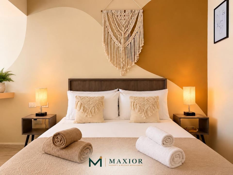 Bed, Photo of the whole room, Bedroom, towels
