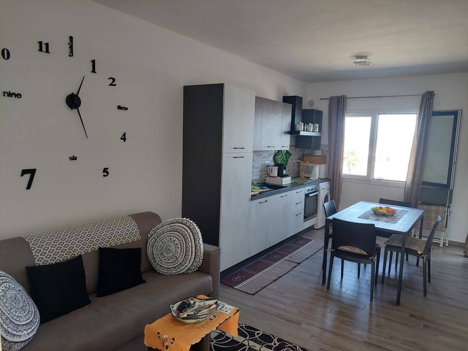 Kitchen or kitchenette, Living room, Seating area, Dining area, minibar, pet friendly, stove