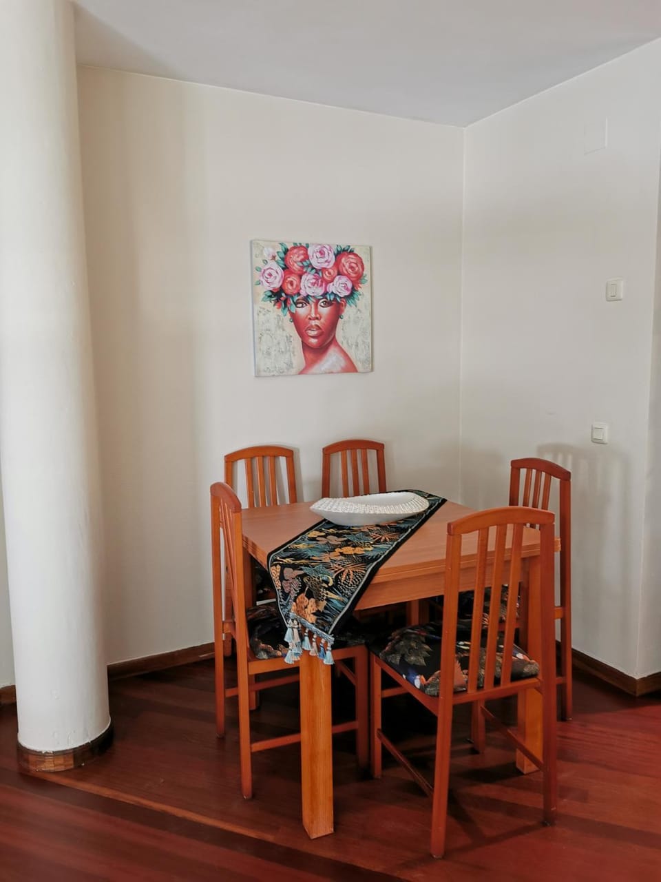 Seating area, Dining area