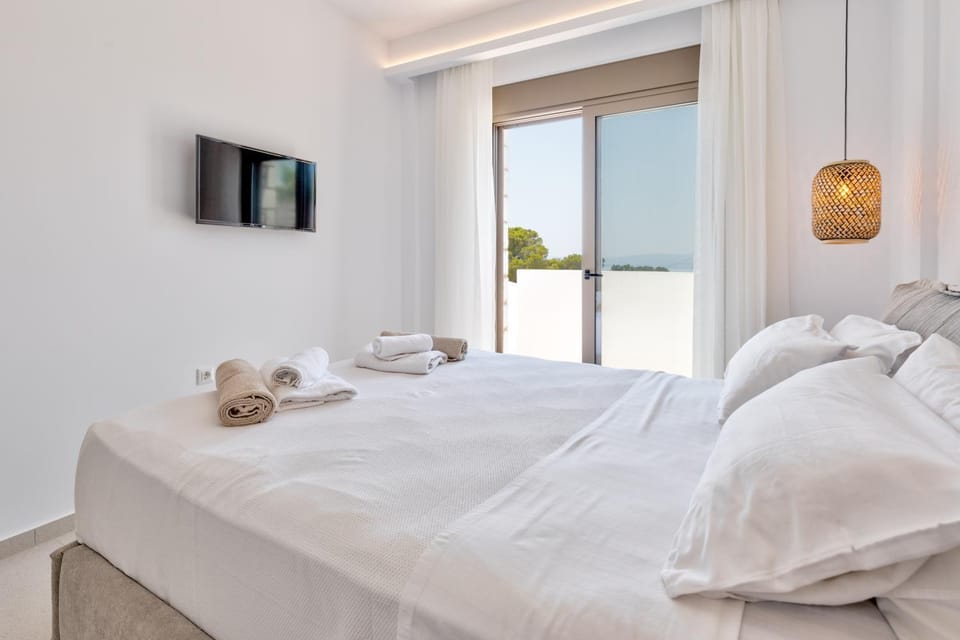 Bed, TV and multimedia, Bedroom