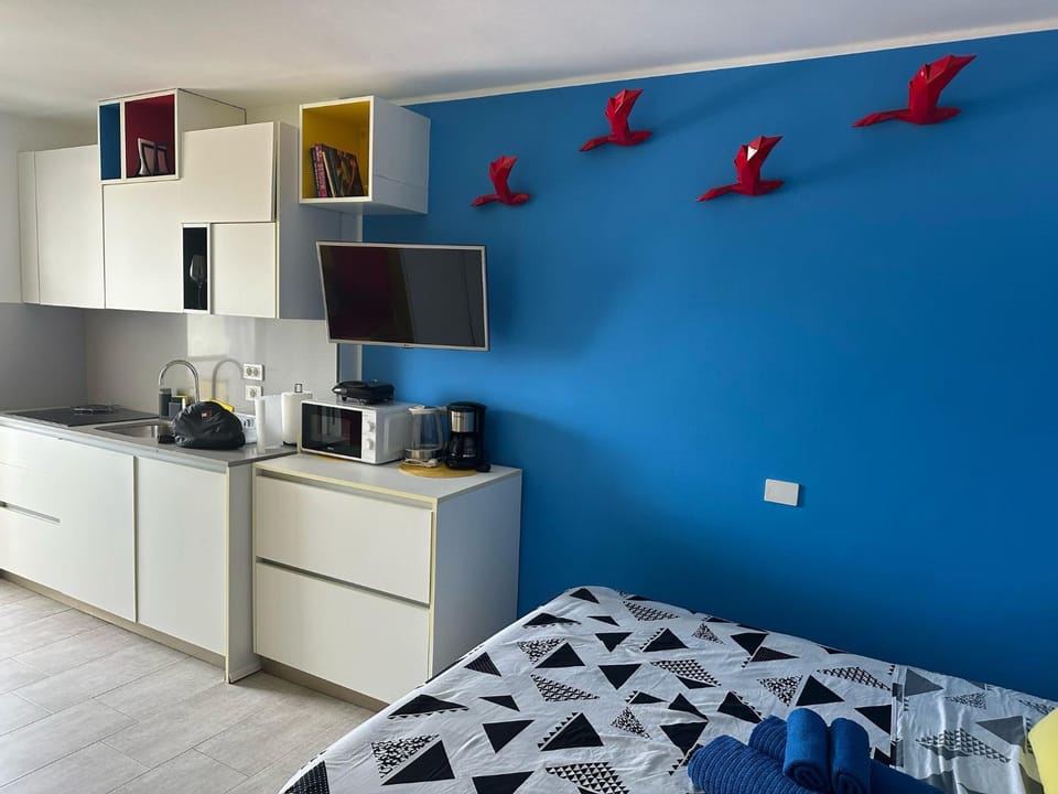 Bed, Kitchen or kitchenette