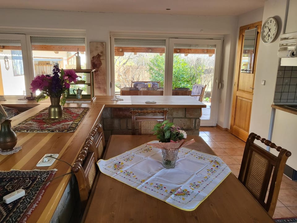 Kitchen or kitchenette, Seating area, Dining area