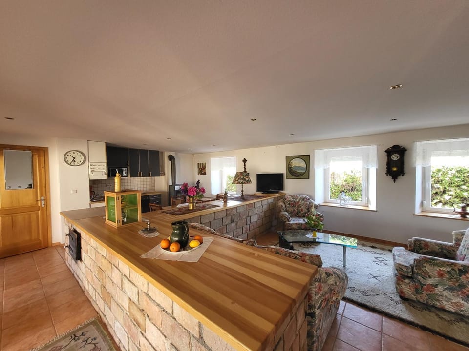 TV and multimedia, Kitchen or kitchenette, Living room