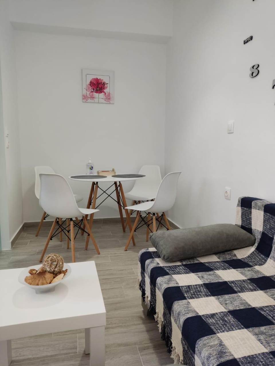 Seating area, Dining area