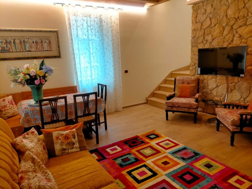 TV and multimedia, Living room, Seating area, Dining area