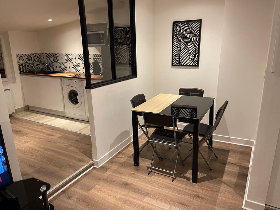Le Black & White, hyper centre - paisible- wifi HD- NETFLIX- proche gare -Ideal couple et business Apartment in Pays de la Loire