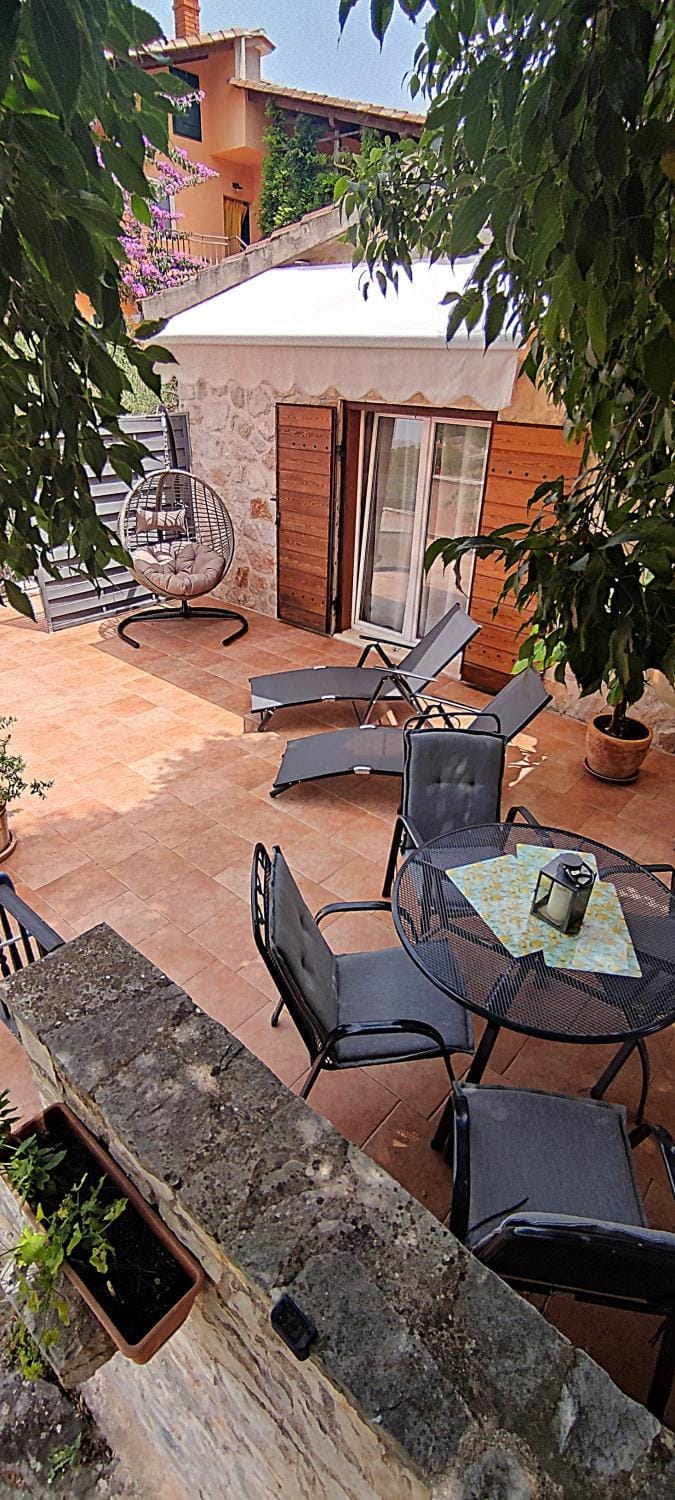 Property building, Patio, Day, Summer, Balcony/Terrace, Seating area, Dining area, sunbed