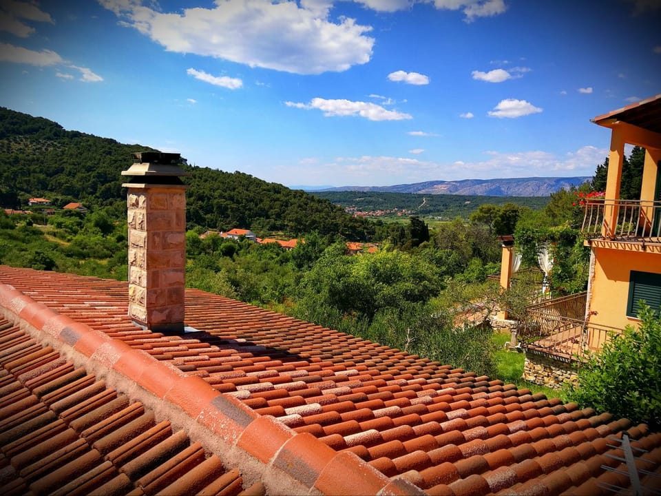 Property building, Day, Neighbourhood, Natural landscape, Summer, Mountain view, Sea view, Quiet street view