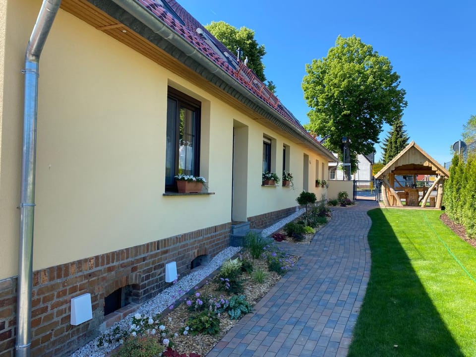 Property building, Patio, Facade/entrance, Garden, Garden