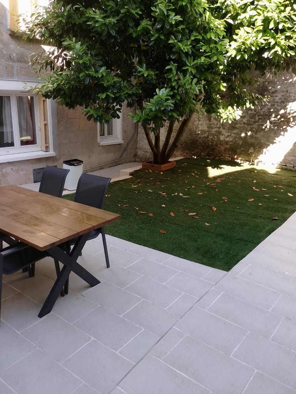 Le Jardin Niortais - Hyper centre- proche gare - Paisible - Grand Jardin privé, WIFI HD -NETFLIX Apartment in Pays de la Loire